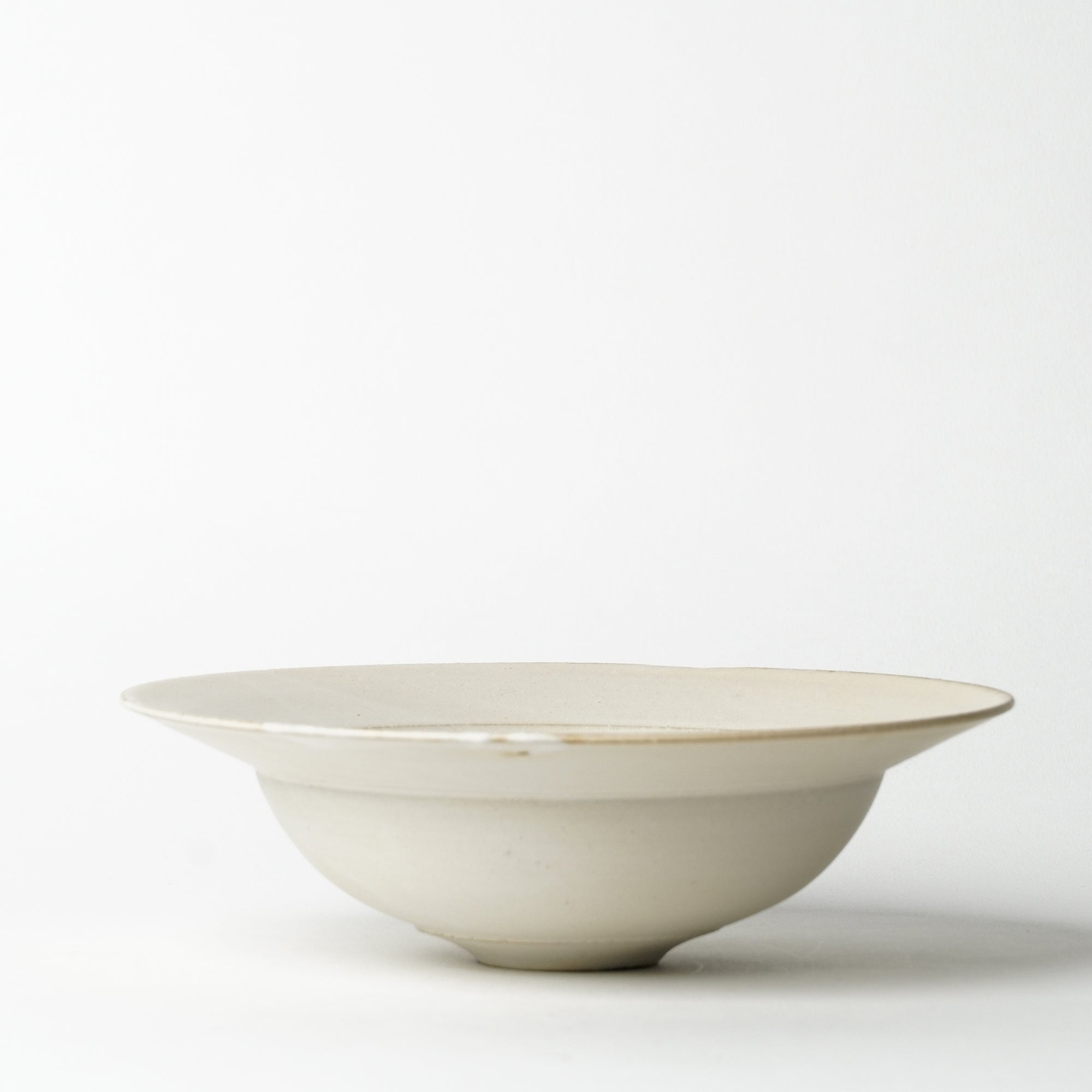 Yuta Tsukamoto Rim Bowl White – Art on The Table